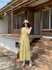 Xiu Xixi Líneas Trece 2026 Primavera Vestido Elegante y Gracioso de Escote en V Color Sólido de Cintura Alta Adelgazante para Mujer K87596