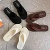 Chinelos femininos de salto médio, modelo novo, antiderrapantes para uso externo, adequados para viagens, uso diário, sandálias de praia de verão para meninas