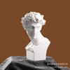 Escultura de Figura de Estilo Nórdico 15cm de Alto Xiaowei Pequeña Estatua de Resina Imitación Yeso Adornos Europeos para la Cabeza