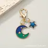 Llavero de luna creciente y estrella bicolor, colgante para mochila de estilo coreano con bloques de color de estrella y luna con cierre de mosquetón, pequeño regalo