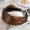 Diadema Retro de Moda Estilo Coreano con Ala Ancha, Diseño de Tela de Alta Gama y Emblema Dorado, Diadema Alta para Mujer, Venta al por Mayor