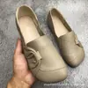 Nuevos estilos de primavera y otoño de zapatos de cuero cómodos para mujer para exportación y ventas transfronterizas, con suela de goma antideslizante, punta redonda y diseño plano, adecuados para madres