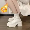 Botas curtas de algodão com sola grossa, que aumentam a altura, salto grosso, forradas com fleece para mulheres, novo estilo outono e inverno 2026, botas de corte justo para mulheres baixinhas, botas estilo Martin