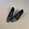 Versão em pele de ovelha de sapatos rasos simples e elegantes de bico quadrado pequeno para mulheres, adequados para o trajeto para o trabalho e trabalho profissional, saltos altos versáteis de alta qualidade