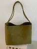 Bolsa tote casual de cor sólida estilo retrô, nova coleção outono 2026, adequada para o trabalho e o trajeto diário, com um design único para carregar sob o braço