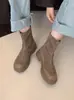 Botas Curtas Patchwork de Camurça Preta Emagrecedoras Bico Redondo Salto Grosso Aumenta Altura Versátil Botas Meia Elástica para o Trabalho Botas Elásticas Femininas