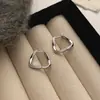 Pendientes de Clip Geométricos Metálicos Retorcidos Estilo Caliente 2025 Accesorios de Estilo Moderno Genial Diseño de Nicho Adecuados para la Ropa de Trabajo Diaria