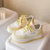 Tenis para niñas, zapatillas de skate de moda infantil, nuevo estilo primavera y otoño 2026, zapatos casuales para niños medianos y grandes, zapatos blancos de suela suave para niñas.