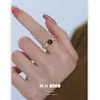 Anillo de Moda Estilo Maillard para Mujer, Gama Alta, Lujo Ligero, Nicho, Simple, Único, Versátil Anillo para Dedo Índice