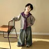 Nuevo conjunto de sudadera a rayas para otoño y primavera para niños, que incluye una camiseta interior estilo chal y pantalones vaqueros estilo coreano, un atuendo de dos piezas para niños en 2026