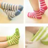 Venta al por mayor de fábrica calcetines de suelo a rayas de forro polar coral para otoño e invierno, calcetines de toalla cálidos de media felpa para niños 811