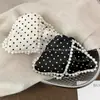 Pinza para el Cabello Triángulo de Perla con Lunares Estilo Coreano para Mujer 2026 Nuevo Modelo Accesorio para el Cabello de Nicho de Alta Gama para Recogidos en la Parte Trasera del Cabello Pinza de Tiburón