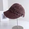Chapéu de Aba Reta Estilo Coreano Retrô Estampado de Leopardo para Mulheres Outono Streetwear Versátil Chapéu de Equitação Temperamento Artístico Proteção Solar Chapéu Bucket Tendência