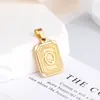 Medalla Cuadrada de Cobre Electroplateado Nueva Europea y Americana Colgante de 26 Letras Inglesas Colgante de Medalla de Oro Hecho a Mano DIY Suministro Transfronterizo Venta al por Mayor