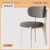 Silla de comedor de madera maciza estilo nórdico italiano, silla de diseñador de lujo ligero para el hogar, silla moderna con respaldo, silla de madera maciza para apartamentos pequeños