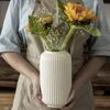 Arreglo floral de estilo nórdico, nuevo arreglo floral vertical de cerámica de estilo chino, flores secas elevadas con agua, jarrón decorativo al por mayor