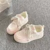 Tênis femininos versáteis de nicho 2026 novos sapatos brancos de sola grossa para primavera e outono combinados com saias mocassins fofos de urso