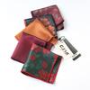 Bufanda de bolsillo para hombre, estilo retro, estilo británico, cuadrada, pequeña, para ceremonia de boda, color rojo vino, con estampado floral oscuro.