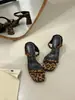 []2026 Nuevo Estilo de Verano Sandalias Elegantes de Moda Francesa con Tacón Alto Grueso y Punta Abierta Estampado de Leopardo en Gamuza