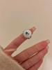 Anillo de lujo con diamantes apilados, estilo Chanel retro francés, concha blanca, perla de agua dulce y destellos, joyería de moda exquisita y ligera.