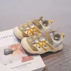 Tênis Casuais Respiráveis de Malha para Meninos 2026 Primavera/Verão Novos Moda Feminina Versátil Sapatos para Caminhada com Velcro Sapatos de Praia