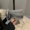 Bolso bandolera de hombro con diseño elegante de moda 2025, con colores brillantes, estilo retro y textiles frescos.