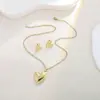 Exquisito juego europeo y americano de lujo creativo irregular de hojas geométricas poligonales con textura de flores de amor, aretes y collar
