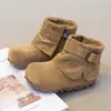 Botas Cano Curto Retrô Infantis 2026 Outono/Inverno Novas Botas Capa para Meninas Zíper Lateral Botas Individuais para Meninas Botas Martin Estilosas