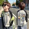 Camiseta de algodão puro com blocos de cor e manga longa para meninos, top casual novo e estiloso para primavera para crianças mais velhas, versátil e legal