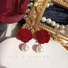Hecho a mano "Rosa Roja" Flocado Rojo Vino Terciopelo Flor Temperamento Retro Estilo Hong Kong Arete Clip de Oreja Estilo Nacional