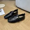 Mocassins femininos estilo retrô britânico, novo modelo outono 2026, sapatos casuais slip-on planos de sola macia, sapatinhos de couro