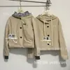 Conjunto de duas peças de trench coat curto da série MIU "Shenzhen Nanyou" em estoque, estilo versátil, jovem e casual 26 transfronteiriço