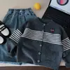 Cardigan de Tricô Listrado Infantil Bangcheng 2026 Outono Novo Jaqueta Suéter de Gola Redonda Bordado de Ursinho Desenho Animado para Crianças Pequenas