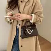 Bolsa Simples Estilo Coreano Bolsa Kelly para Mulheres 2026 Novo Modelo Bolsa Transversal de Alta Qualidade para o Dia a Dia Bolsa de Ombro Estilosa Bolsa Quadrada Pequena