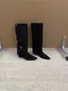Salto anabela, bico fino, botas de cano longo, botas femininas, coleção outono/inverno 2026, cor damasco, ajuste justo, botas de equitação, comprimento até a panturrilha
