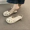 Sandálias Estilo Retrô Francês para Mulheres 2026 Verão Novo Estilo Marrom Suave Fada Sola Lisa Sapato Romano de Férias