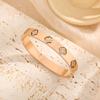 Diseño Europeo y Americano Nuevo Estilo Trébol de Cuatro Hojas Chapado Oro de 18K Acero de Titanio Pulsera Hueca e Incrustada de Diamantes Personalidad Combinable Estilo Ins Pulsera de Moda