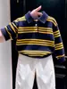 Ropa infantil estilo coreano 2026 colección otoño e invierno nueva: Suéter de punto con cuello polo a rayas azul marino y pantalones casuales blancos para niños