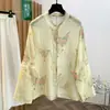 Foto real de una nueva camisa ligera transpirable de algodón y lino estilo chino, corte holgado, adelgazante, con cuello alto, protección solar, manga larga, nueva para principios de otoño