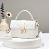 Bolsa Feminina 2026 Nova Moda Bolsa com Aba Matelassê Design de Nicho Bolsa Quadrada Pequena Versátil Bolsa de Ombro Transversal