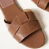 Nuevos zapatos de mujer de talla grande transfronterizos, sandalias de moda de color sólido con tiras cruzadas, pantuflas planas de moda para interiores y exteriores para mujer