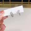 Aretes de Zirconia en Forma de Corazón Plateados para Mujer, Diseño de Nicho, Clips para Orejas Exquisitos y de Moda, Lujo Ligero, Sensación de Alta Gama, Aretes Simples y Versátiles