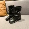 Botas femininas com fivela de rebite preta, novo estilo outono 2026, botas plissadas empilhadas com saltos grossos, botas curtas de cano médio que afinam
