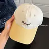 Gorra de Béisbol Bordada con Letras Florales Amarillas Cremosas Estilo Dulce y Fresco para Mujer, Nuevo Sombrero Versátil con Visera para Primavera y Verano