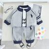 Conjunto de Três Peças Masculino de Primavera com Gola Alta de Roupas Infantis da Moda 2025 Novo Lindo Bebê Estilo Coreano Tendência Traje de Bebê
