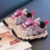 Tênis esportivo infantil para meninas 2026 Kuromi desenho animado malha respirável sola grossa antiderrapante casual fofo novo estilo versátil