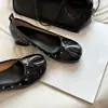 Versão em Pele de Ovelha~Sapatos Punk de Nicho Estilo Ballet com Tachas e Biqueira Dividida para Mulheres, Casuais Fashionáveis de Salto Baixo, Slip-Ons Únicos
