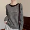 Novo suéter de malha feminino para outono e inverno com listras contrastantes, top estilo coreano, pulôver falso de duas peças com gola redonda, solto e versátil