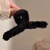 Presilha de cabelo estilo vintage que não danifica os fios, na cor café com toque de luxo, presilha de tubarão de pelúcia, acessório de cabelo fofo e doce para penteados presos.