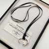 Collar Colgante Irregular Superficie de Humo Metálico Cordón Negro Simple Elegante Accesorios Femeninos Lujo Ligero Diseño de Nicho